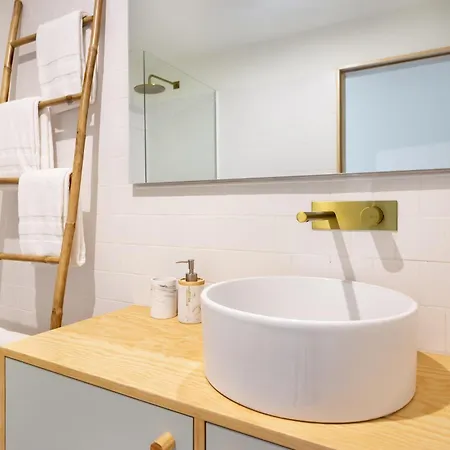 Trendy & Charming • Center *