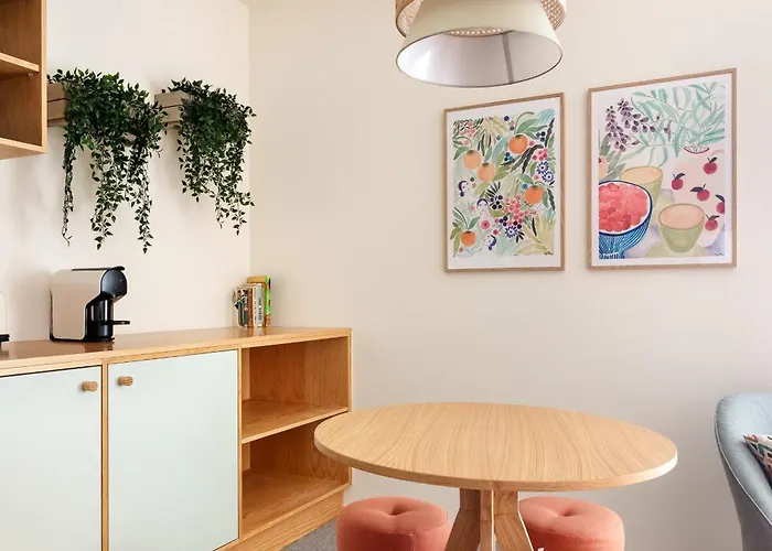 Trendy & Charming • Center