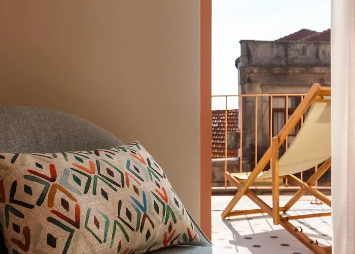 Trendy & Charming • Center *