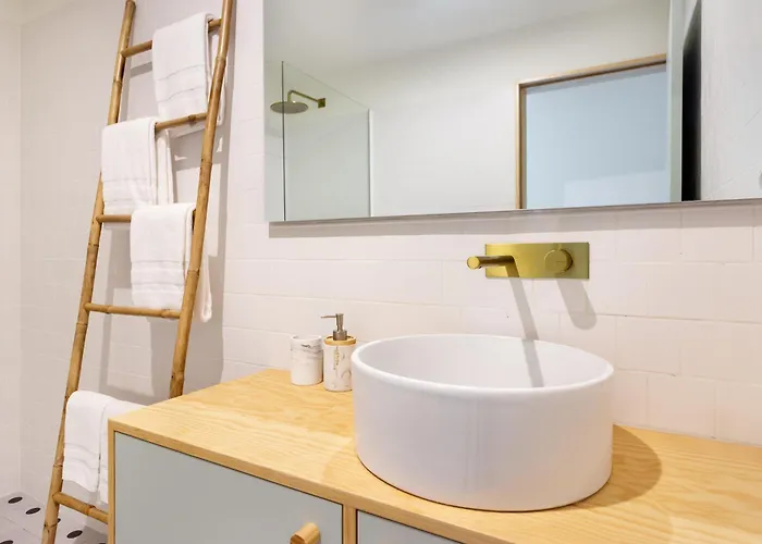 Trendy & Charming • Center *